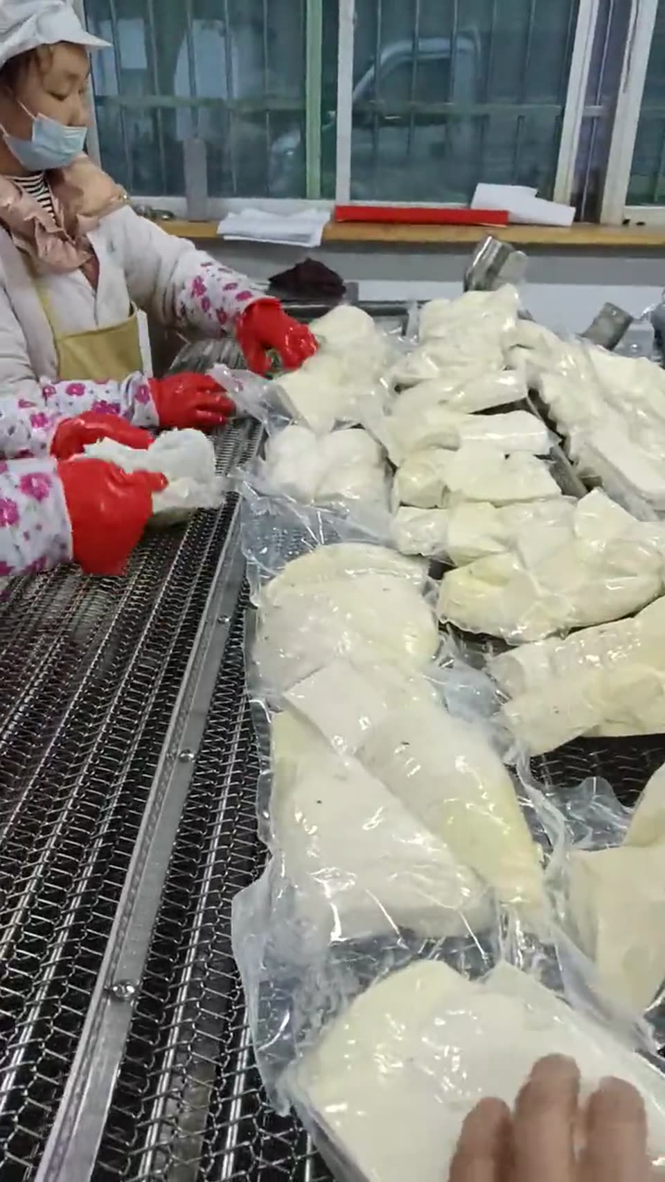 人工上料与摆盘
